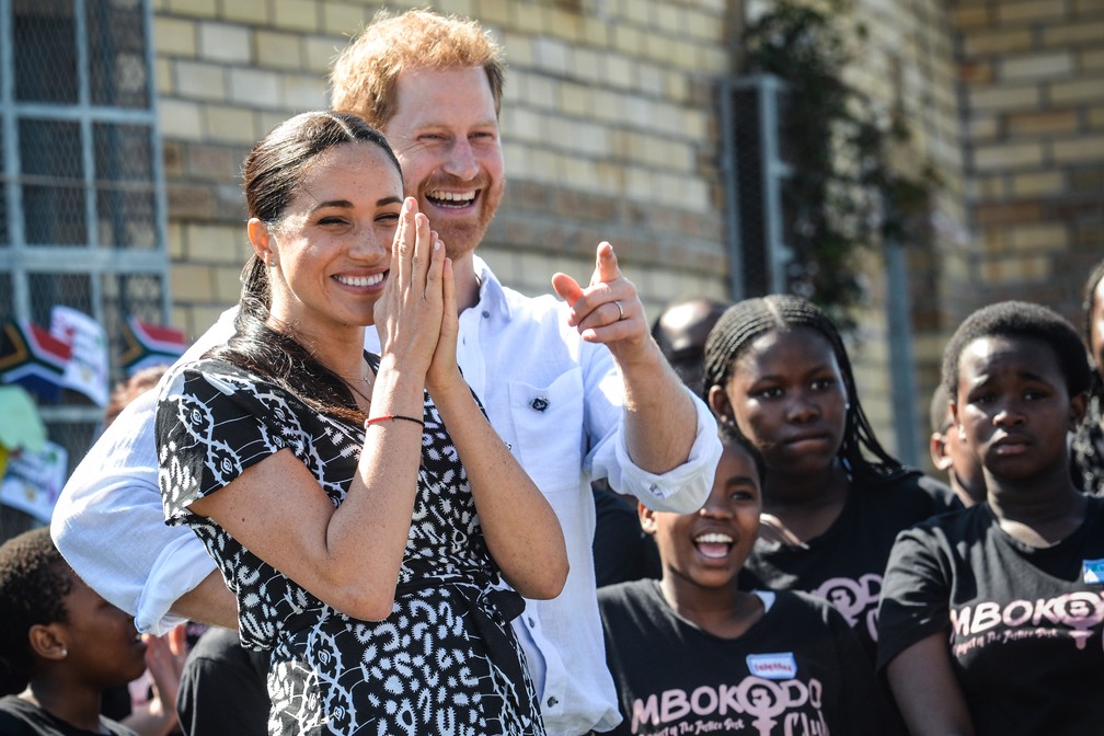 Harry e Meghan em visita a Nyange, na África do Sul, em 2019 — Foto: Courtney Africa/Pool/AFP