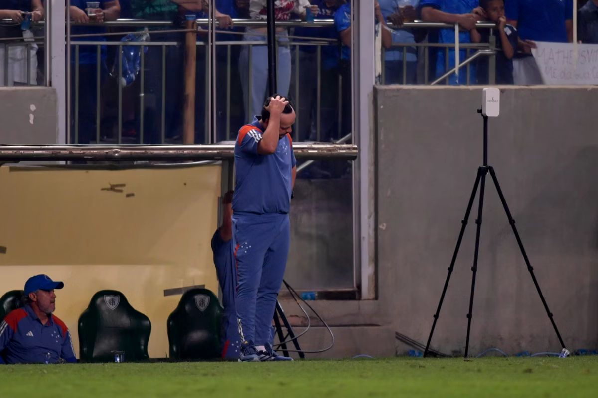 Fernando Diniz irritado à beira do campo no Horto
Foto: Fred Magno/O TEMPO