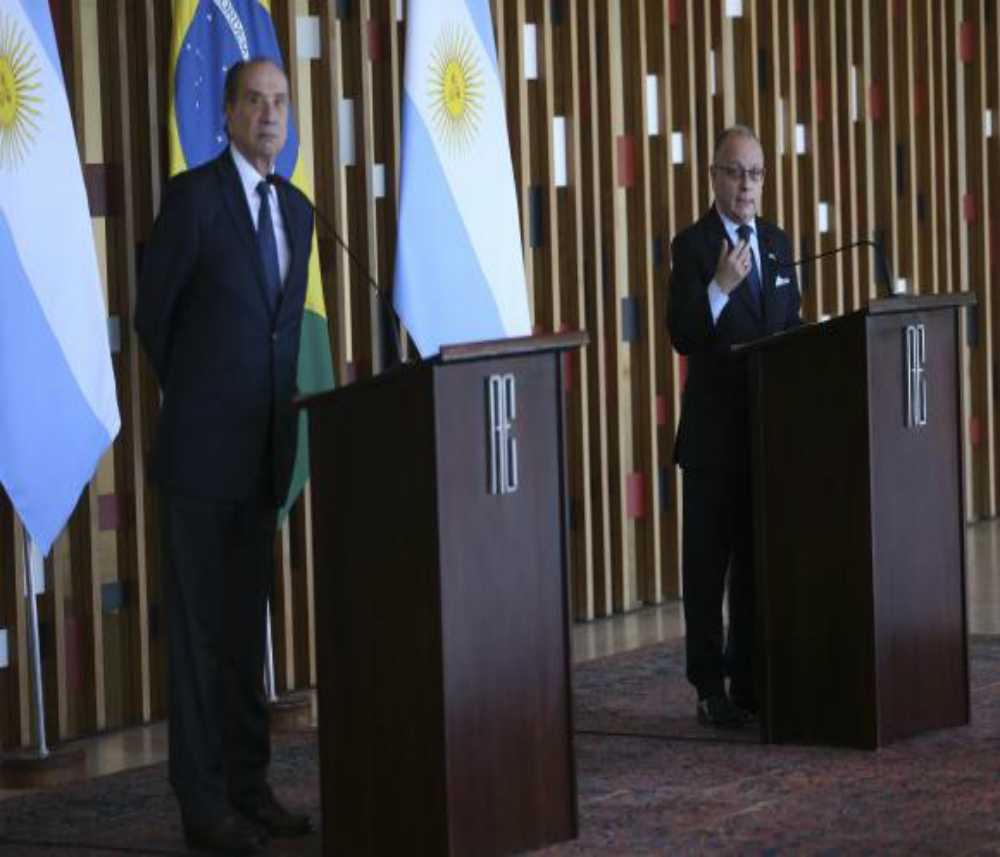 Ao lado do chanceler Brasileiro, Aloysio Nunes Ferreira, o ministro das Relações Exteriores e Culto da
Argentina, Jorge Faurie, concede entrevista coletiva no Palácio do Itamaraty (José Cruz/Agência Brasil)