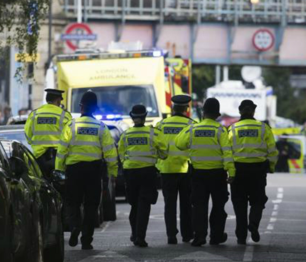 Policiais britânicos chegam à estação do metrô atingida por explosão (Wiill Oliver-Agência EFE)