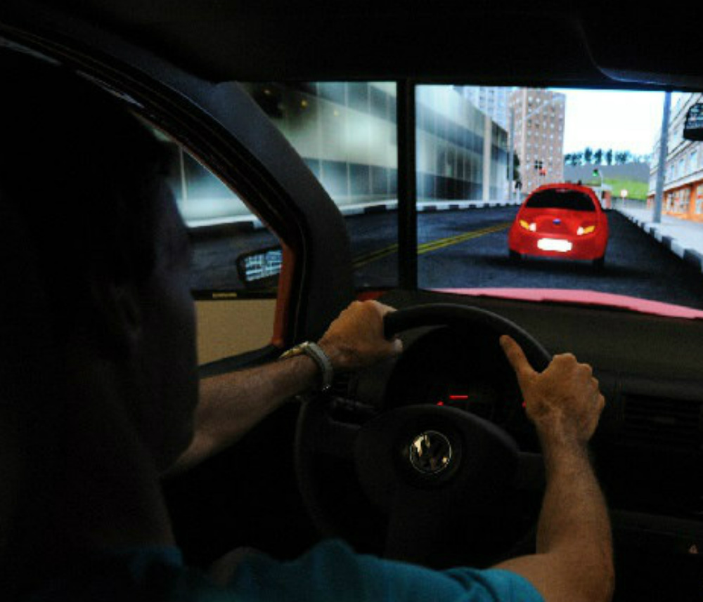 Para obter a CNH, futuro condutor passa por aulas, provas teóricas e teste prático com simulador virtual (Foto: Gabriel Jabur/Agência Brasília)