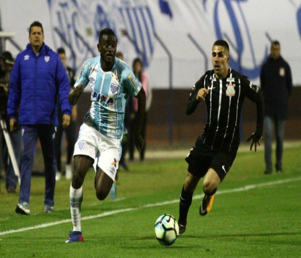 O Timão trouxe de Santa Catarina o empate e viu o Grêmio se aproximar e encurtar a distancia (Créditos: Jamira Furlani/Avaí)