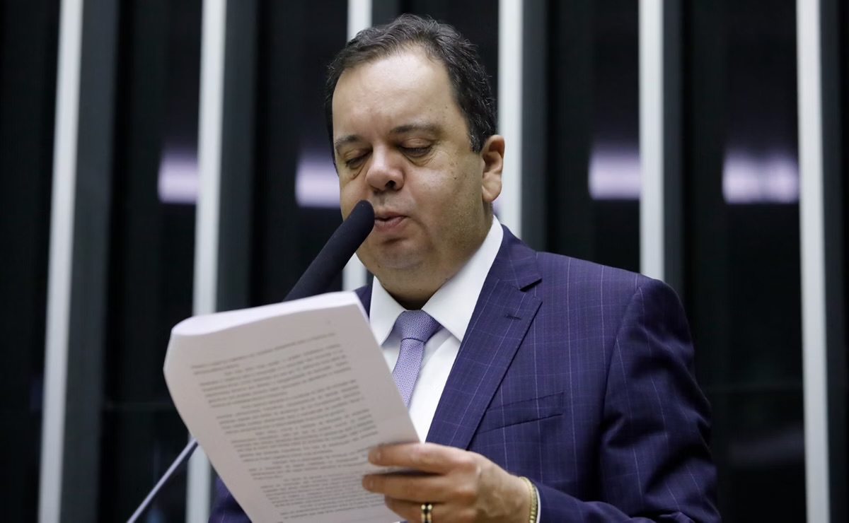 Líder da bancada do União Brasil, Elmar Nascimento assumiu compromisso com a assinatura da PEC na última quarta-feira (13); parte dos deputados do partido assinaram o texto
Foto: Mário Agra/Câmara dos Deputados