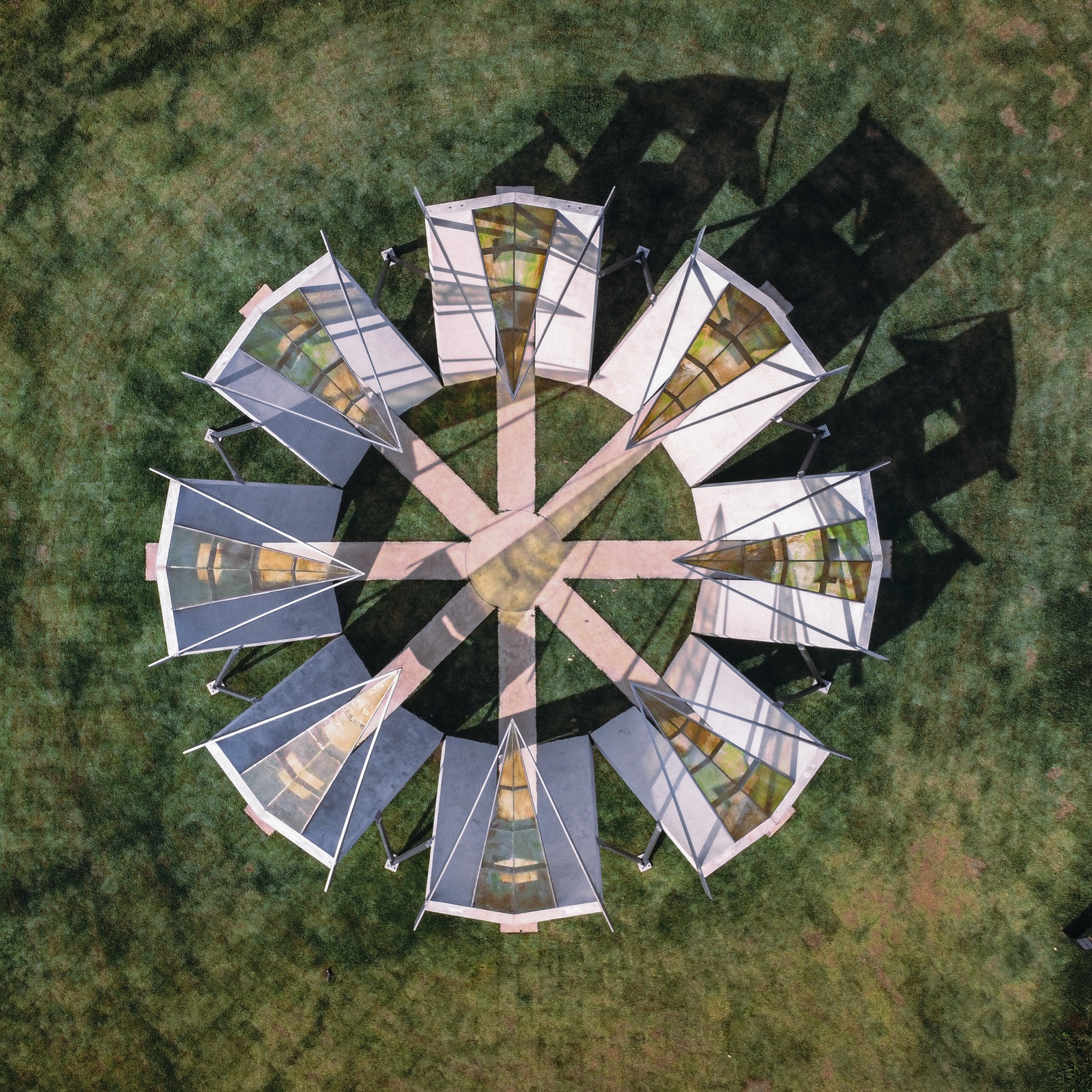 Cena extraída do documentário Bastidores, obra "Sem título" (2019), do artista Robert Irwin, vista de cima Cena extraída do documentário Bastidores, obra "Sem título" (2019), do artista Robert Irwin, vista de cima