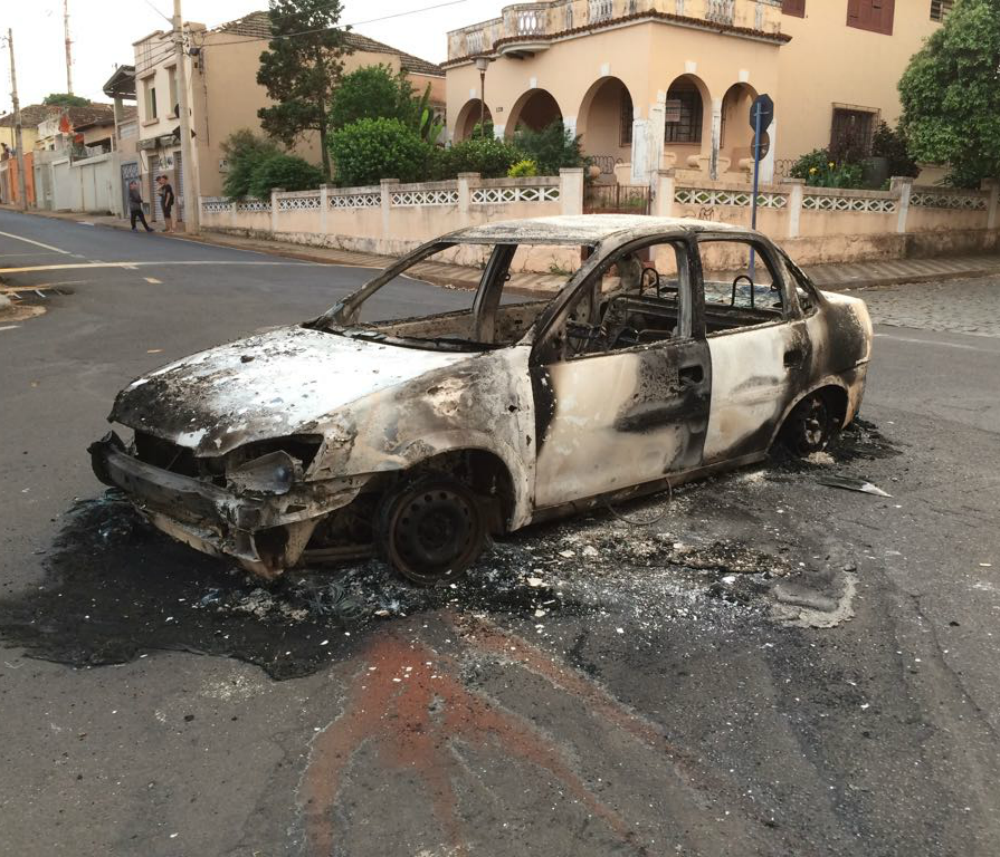 Veículos foram incendiados na cidade durante a ação dos criminosos