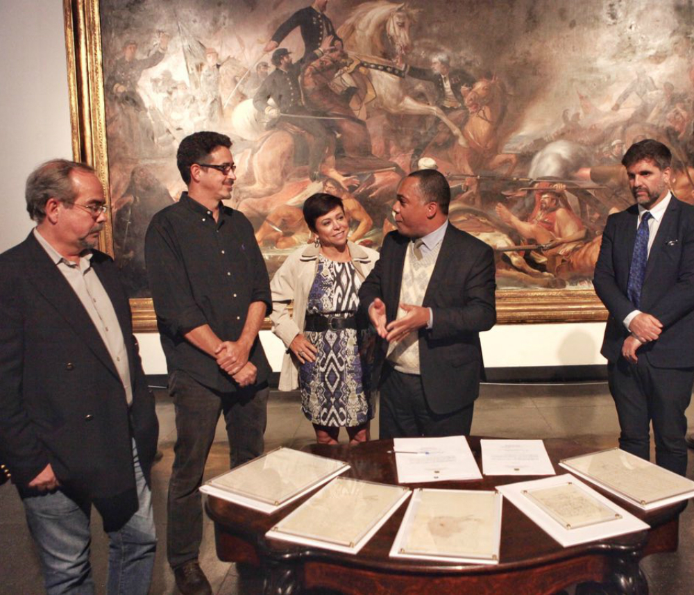 O ministro da Cultura, Sérgio Sá Leitão (2º da esq para dir), recebeu cartas de Dom Pedro II doadas pela Rússia ao Brasil (Foto: Acácio Pinheiro / Ascom MinC)