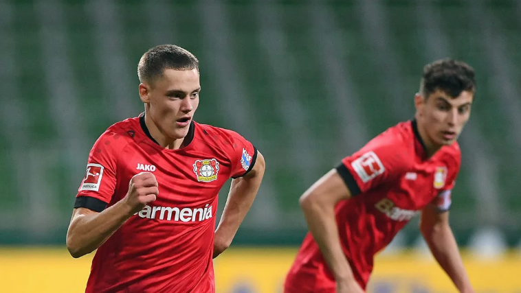 Wirtz, na frente, e Havertz, ao fundo, com a braçadeira de capitão do time. Foto: Divulgação/Bundesliga.