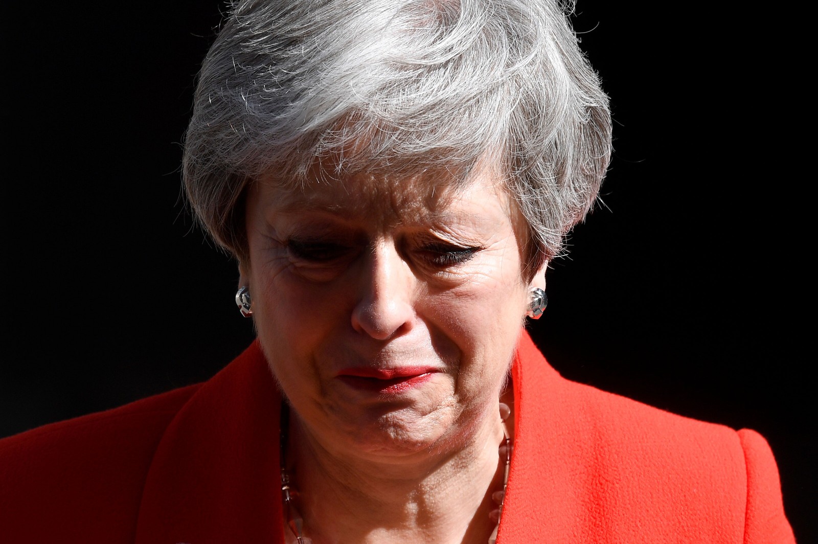 rimeira-ministra britânica, Theresa May, chora ao anunciar sua renúncia nesta sexta-feira (24), em Londres — Foto: Toby Melville/ Reuters
