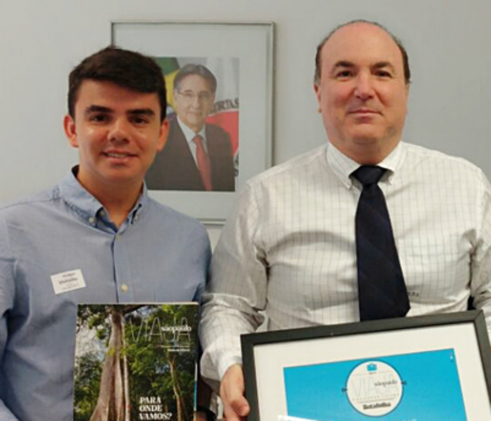O secretário adjunto de Turismo, Gustavo Arrais, recebe a premiação dos representantes do jornal Folha de S.Paulo (Divulgação/Setur)
