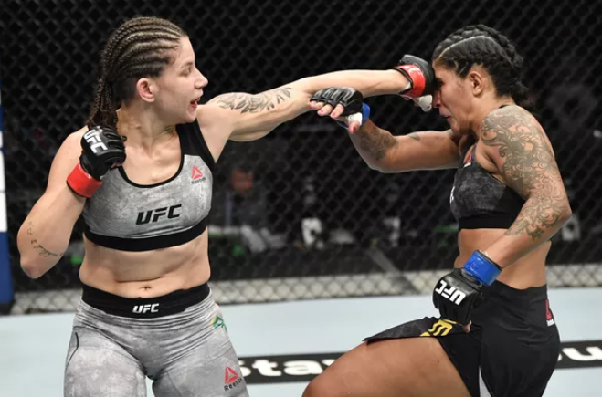 Karol em ação contra a Vanessa pelo peso-galo. Foto: Getty Images.