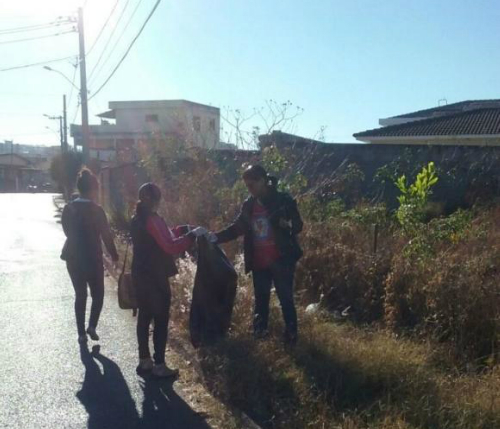 Todo o material foi acondicionado em sacos plásticos, de forma adequada, para posterior recolhimento pelo caminhão de coleta. (Divulgação/Ascom Patos de Minas)