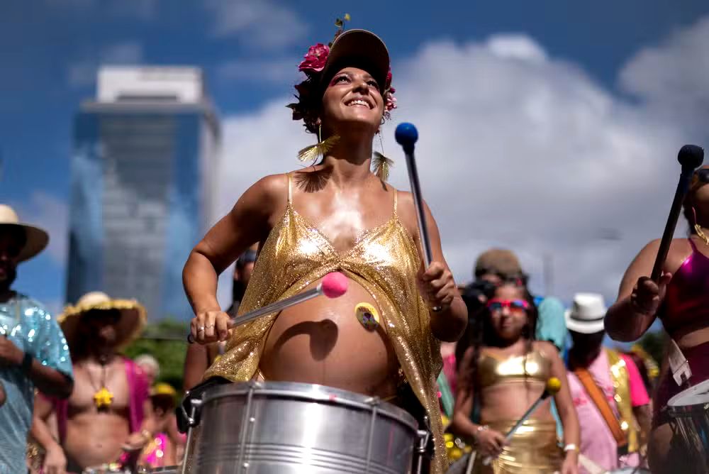 Carnaval BH 2024: Bateria do bloco Então, Brilha! — Foto: Douglas Magno