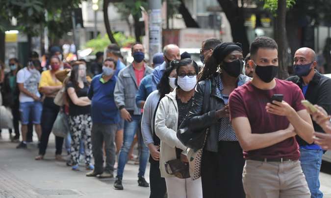 Fila para entrar no Shopping Cidade, no fim da manhã desta quinta