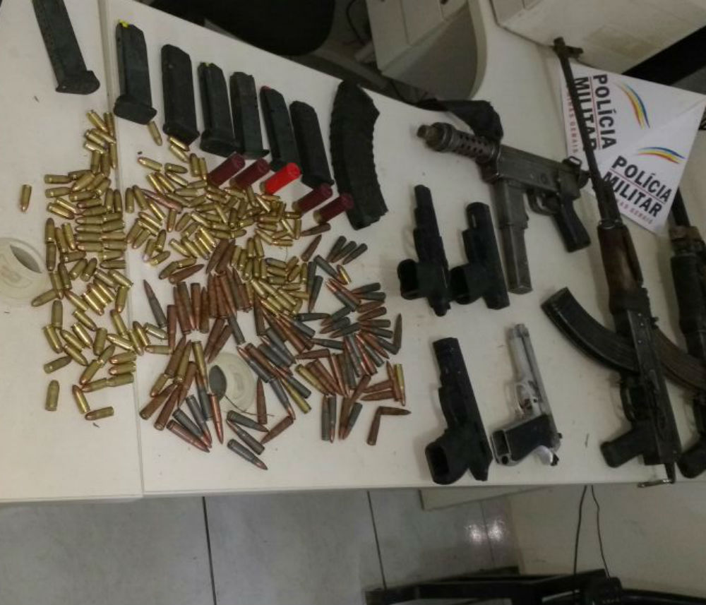 Armas apreendidas com o grupo durante as operações da PM (Foto: Divulgação PMMG)