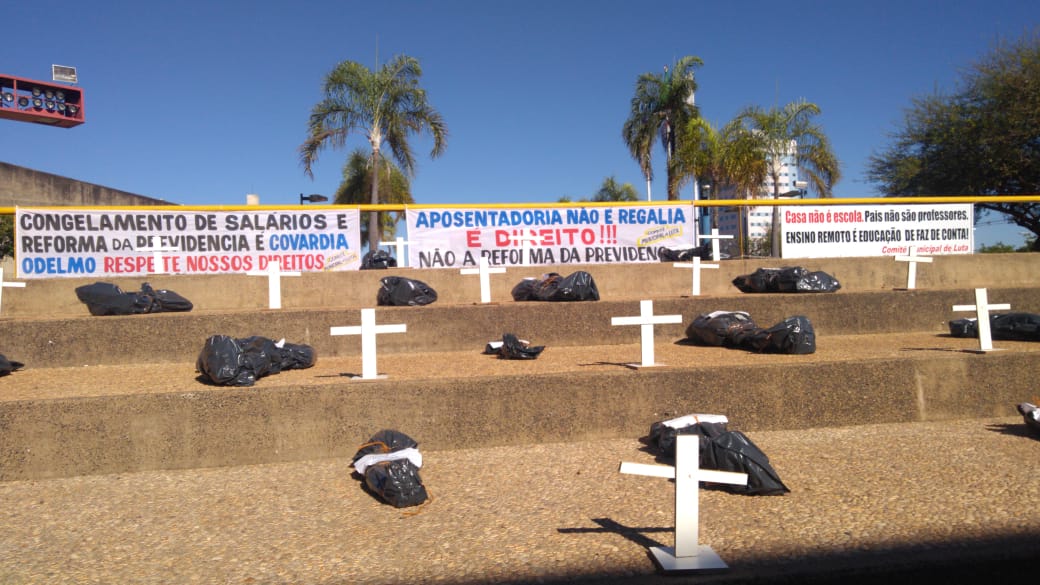 Manifestantes utilizaram faixas e espalharam sacos pretos pelo local para representar as vítimas da Covid-19. Foto: Reprodução/WhatsApp.