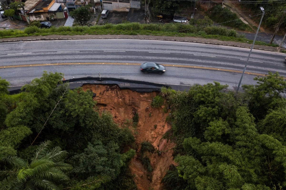 Cratera na MGC-262, em Sabará, aumentou de tamanho e é um ponto de atenção no trânsito
Foto: Flávio Tavares / Jornal O Tempo