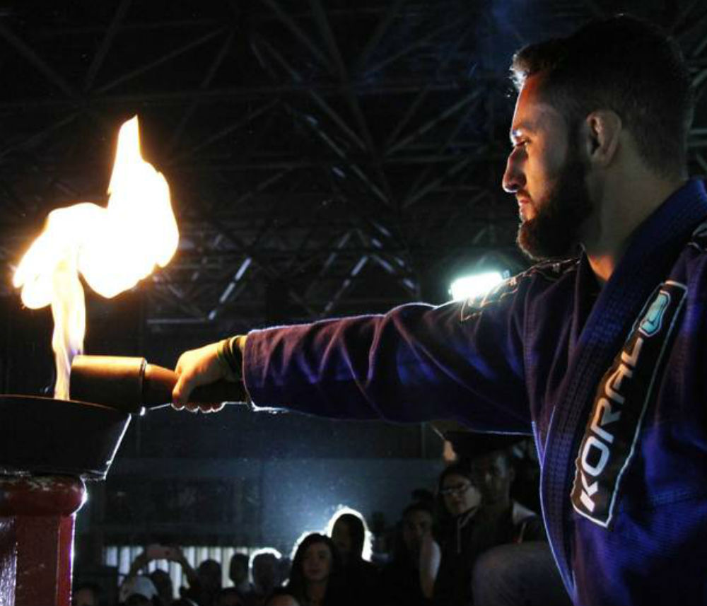 O campeão de jiu-jitsu, Léo Boika,acendeu a pira olímpica (Foto: Divulgação/Seesp)