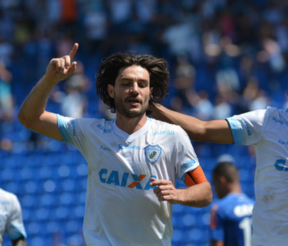 Germano comemora o gol alviceleste no último minuto da partida no Café. Vaga veio depois nos pênaltis (Foto: Gustavo Oliveira/Londrina Esporte Clube)