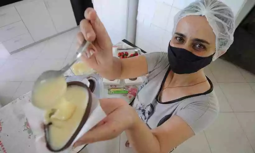 Silvânia Moura dona da loja on-line 'Bombons Sil' produzindo seus pedidos para entrega
(foto: Leandro Couri/EM D.A Press)