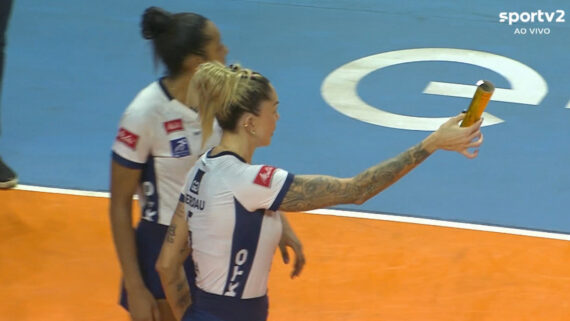 Torcedores do Osasco arremessaram um tubo lança-confete em Thaísa após vitória do Minas pela Superliga Feminina de Vôlei
(foto: Reprodução SporTV 2)