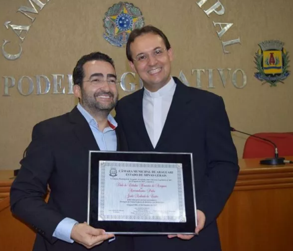Vereador Wesley Lucas e Pe. Joéds Castro na Câmara Municipal (Divulgação/Portal Elo da Fé)