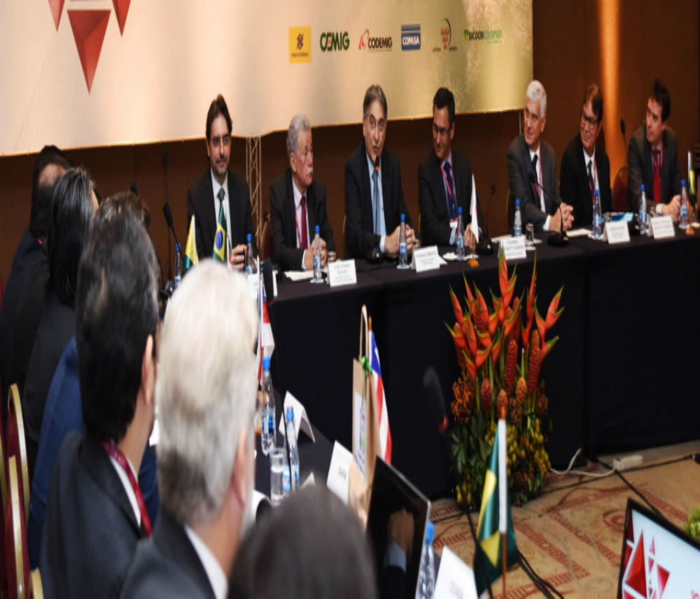 Durante o evento, o governador refutou a tese defendida pelo mais pessimistas de que o Brasil estaria naufragando (Manoel Marques/Imprensa MG)