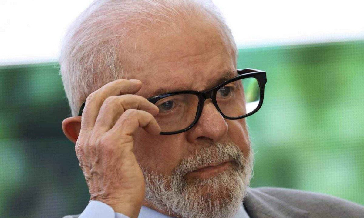 O presidente passou, na última terça, por uma "trepanação", que é uma cirurgia onde se faz pequenas perfurações no crânio. No caso de Lula, foram feitas entre as duas faces da meninge, seguidas da colocação de um dreno, por onde sai o sangue acumulado após a hemorragia
crédito: Marcelo Camargo/Agência Brasil