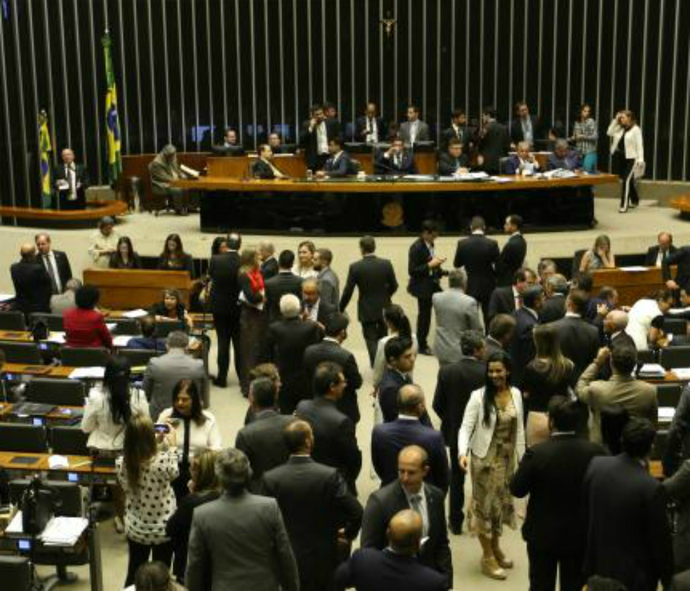 Plenário da Câmara durante votação de destaques à PEC 282/16, que proíbe as coligações partidárias nas eleições proporcionais e estabelece cláusula de desempenho para os partidos (Fabio Rodrigues Pozzebom/Agência Brasi)