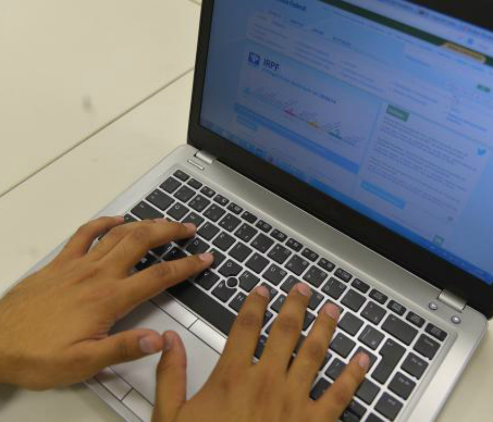 Para saber se teve a declaração liberada, o contribuinte pode acessar a página da Receita na internet, ou ligar para o Receitafone (146)  (Marcello Casal Jr./Agência Brasil)