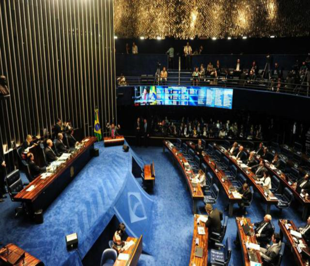 Para o senador, a mudança constitucional “manda um recado duro para os estupradores que fazem do Brasil um país campeão de estupros, dizendo: 'olha, se você cometer um estupro, a qualquer momento você pagará por ele'”. (Google Imagens)