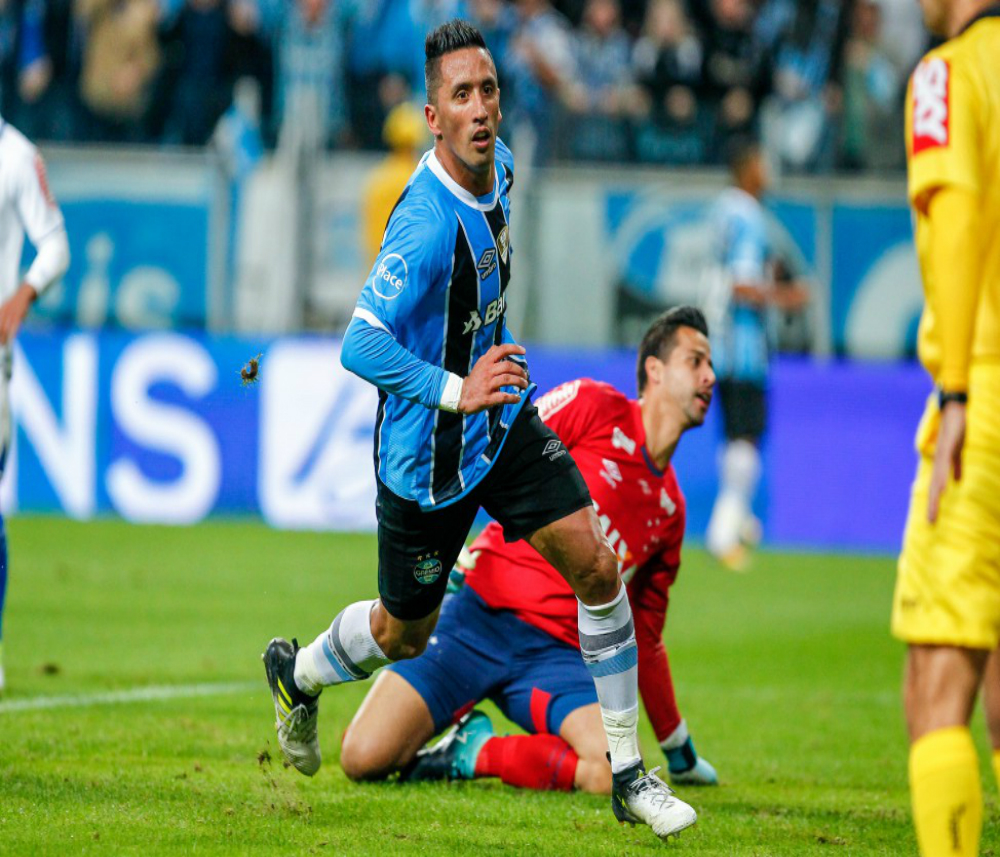 O Grêmio, depois de muitas chances, abriu o placar aos 45. Pedro Rocha tocou para Luan pela esquerda, e Fábio defendeu o chute do camisa 7. Na sobra, Lucas Barrios não desperdiçou: 1 a 0 (Créditos: Lucas Uebel/Grêmio FBPA)