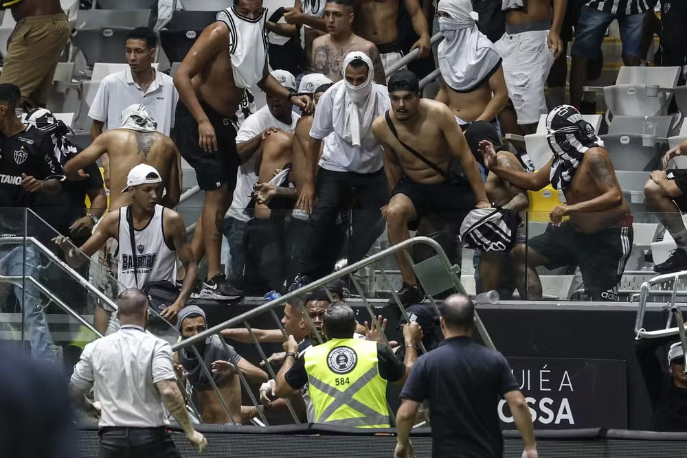 Torcedores do Atlético-MG entram em confronto com polícia na final da Copa do Brasil com o Flamengo — Foto: Antônio Lacerda/EFE