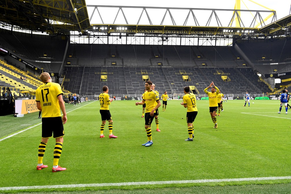 Haaland e o "distanciamento social" na comemoração do seu gol no fim de semana. Foto: Agência Reuters.