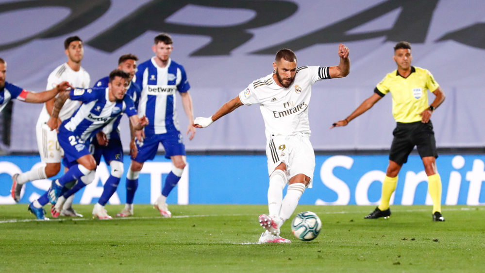 Na ausência do Sergio Ramos na rodada passada, Benzema assumiu a faixa de capitão e bateu o pênalti na vitória contra o Alavés. Foto: Divulgação/Real Madrid.