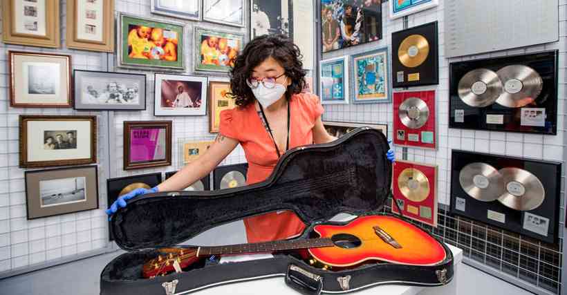 A museóloga Renata Tsuchiya cuida da catalogação de 6 mil itens da memorabilia de Renato Russo
(foto: Tiago Queiroz/AE)