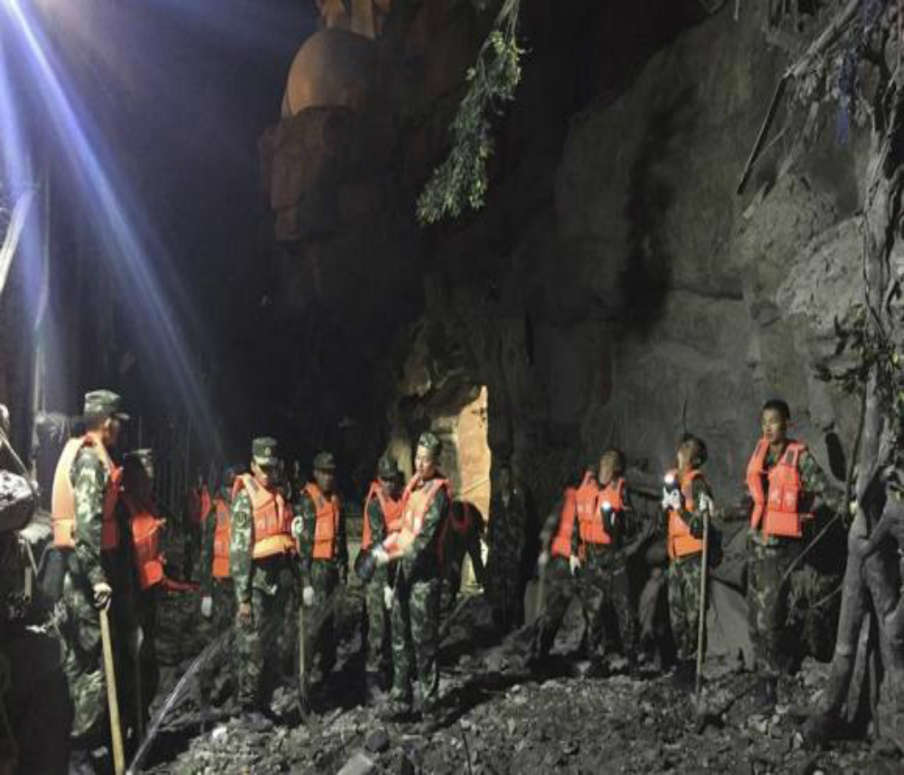 Vários policiais paramilitares trabalham no resgate de feridos de uma atração turística após um terremoto de 6,6 graus na escala Richter no condado de Jiuzhaigou. Trata-se do segundo tremor em menos de 24 horas (Foto: Zheng Lei/EPA/EFE/direitos reservados)