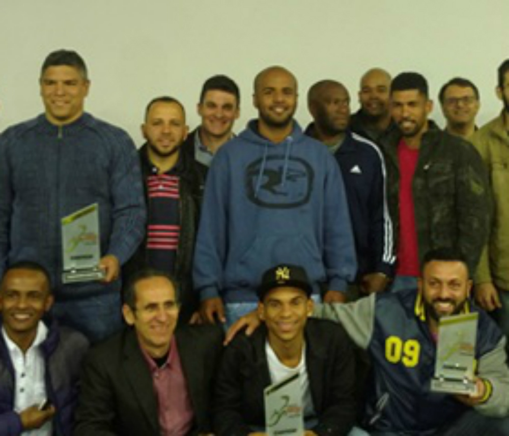 A empresa campeã geral, Fripai; a campeã no masculino, Esdeva; e a vencedora no feminino, Becton Dickinson (BD), receberam troféus (Divulgação/FIEMG) A empresa campeã geral, Fripai; a campeã no masculino, Esdeva; e a vencedora no feminino, Becton Dickinson (BD), receberam troféus (Divulgação/FIEMG)