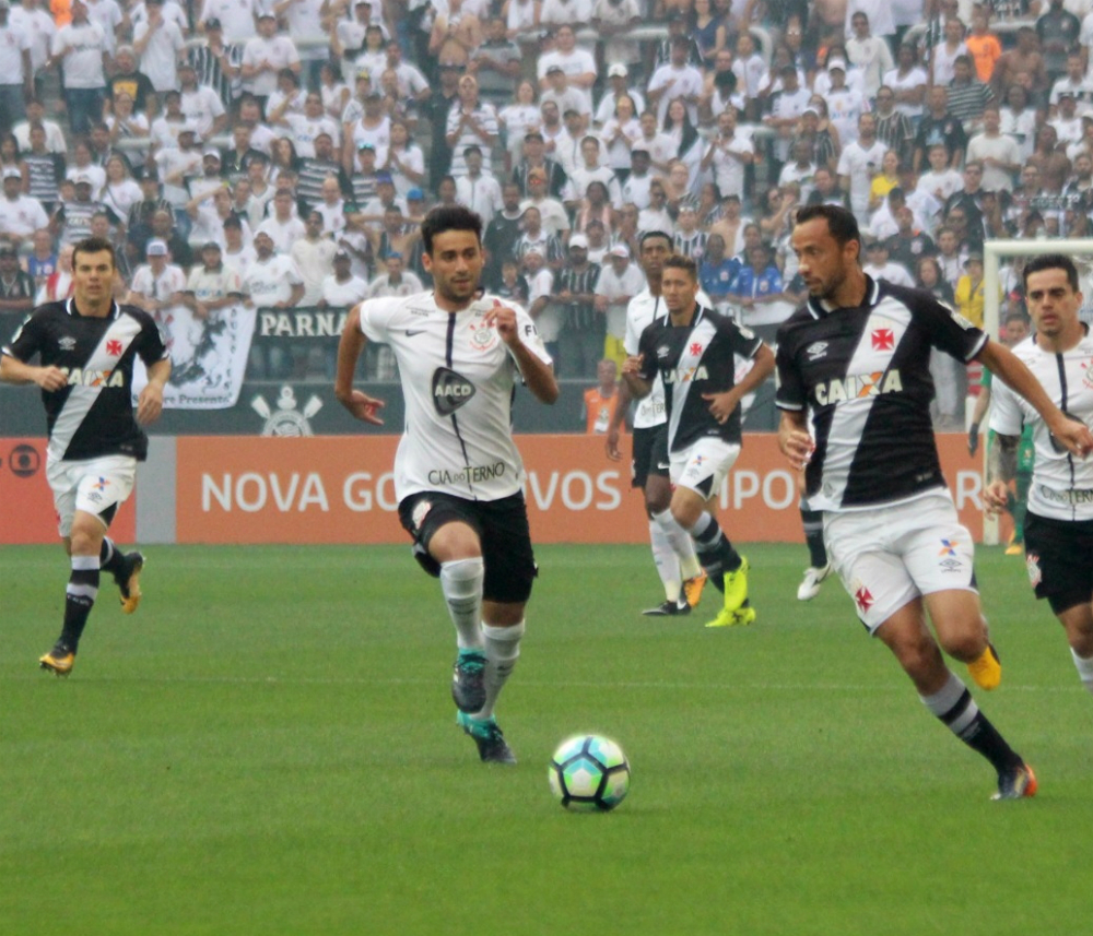 Nenê em contra-ataque diante do Corinthians (Foto: Nelson Costa/Vasco.com.br)