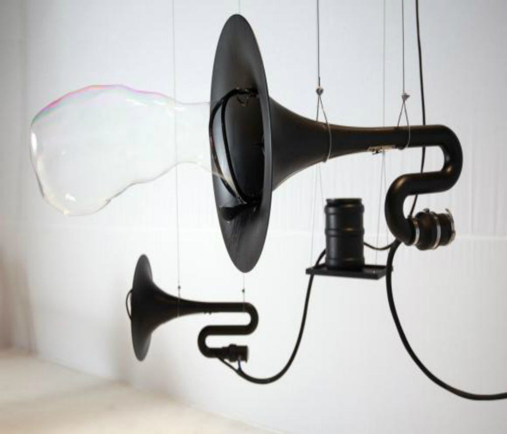 Black Hole Horizont, obra do alemão Thom Kubli em exposição no File, forma grandes bolhas de sabão a partir do som emitido por três buzinas (Kris Qua/Divulgação File) Black Hole Horizont, obra do alemão Thom Kubli em exposição no File, forma grandes bolhas de sabão a partir do som emitido por três buzinas (Kris Qua/Divulgação File)