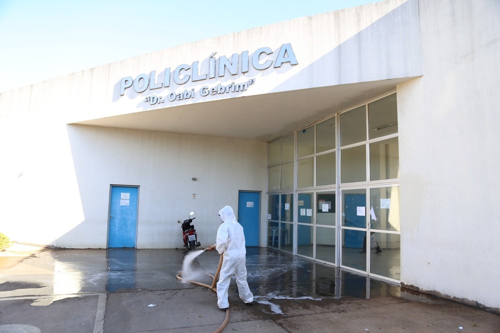 Desinfecção foi feita em superfícies como portas, grades e calçadas. Foto: Secretaria de Saúde de Araguari/Divulgação.
